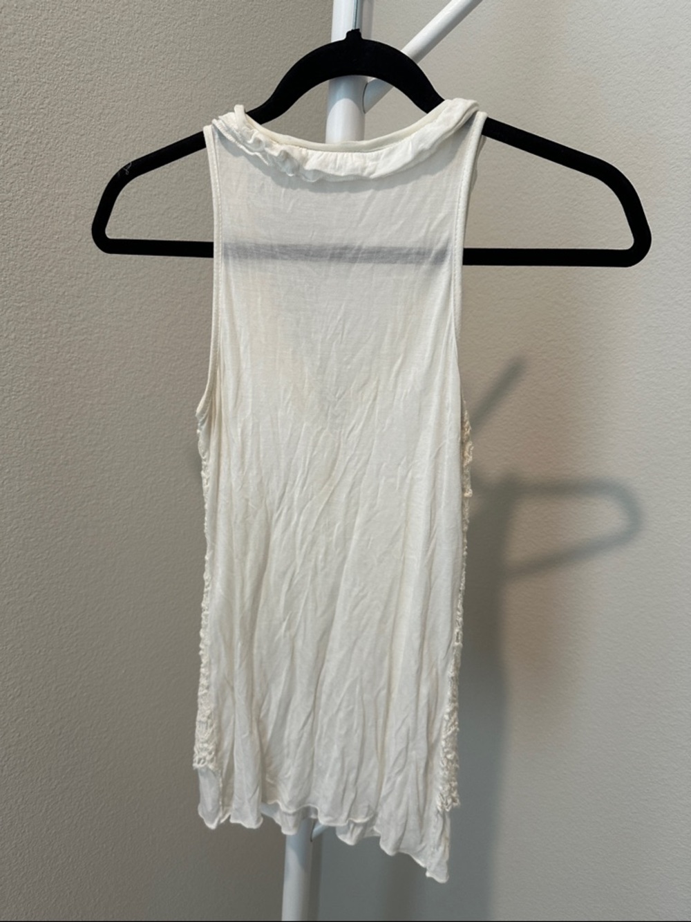 White Lace Ruffle V-Neck Camisole - Picture 3 of 3